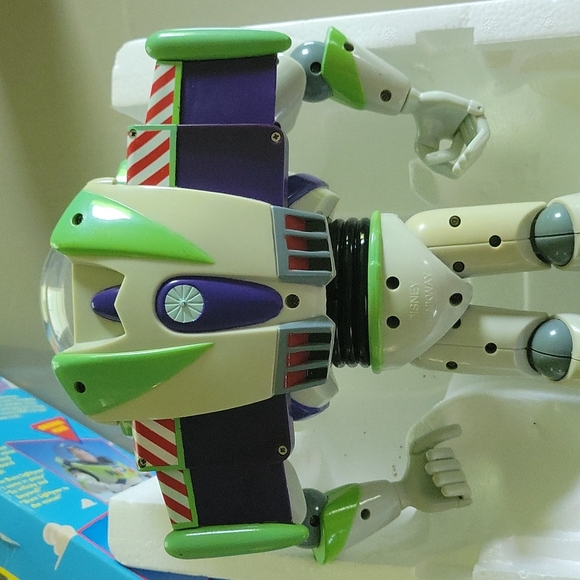 Buzz Lightyear Ultimate Talking Action Figure - Picture 13 of 15